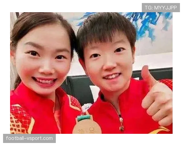 何卓佳一脱下战袍，手上那块表亮得像领奖台，路人完全掉线