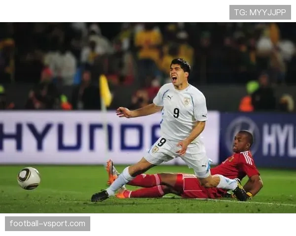 守门员犯规判罚要点：禁区内点球与红牌界定