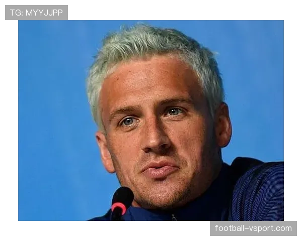 瑞安·洛赫特泳池边喝香槟，那身材平时谁看到都想问句话啊！